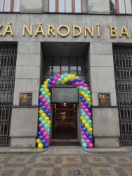 Balonková brána ze čtyř barev.