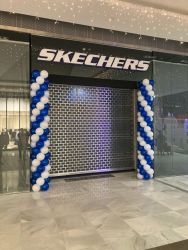 Balonkové sloupy vhodné pro dekoraci vchodu prodejny.